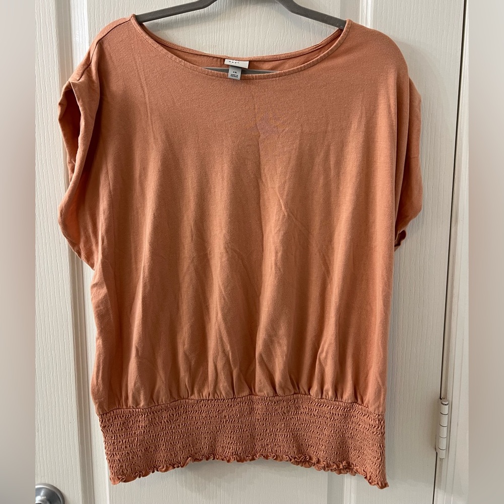 Casual pink blouse with fitted bottom and wide sleeves